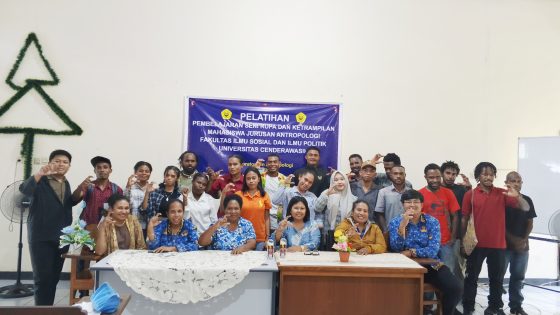 ​Ubah Sampah Jadi Cuan, Mahasiswa Antropologi Uncen Diajari Sulap Limbah Alam Jadi Karya Seni